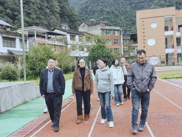 一群人站在建筑前

AI 生成的内容可能不正确。