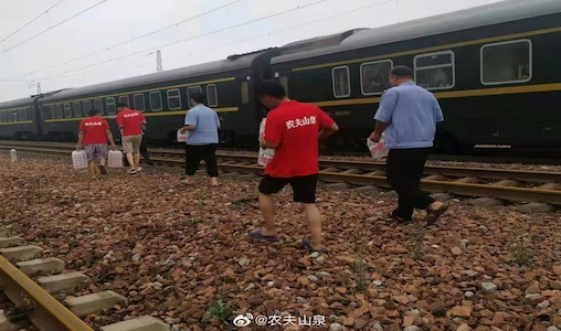 农夫山泉调拨2万箱饮用水驰援河南